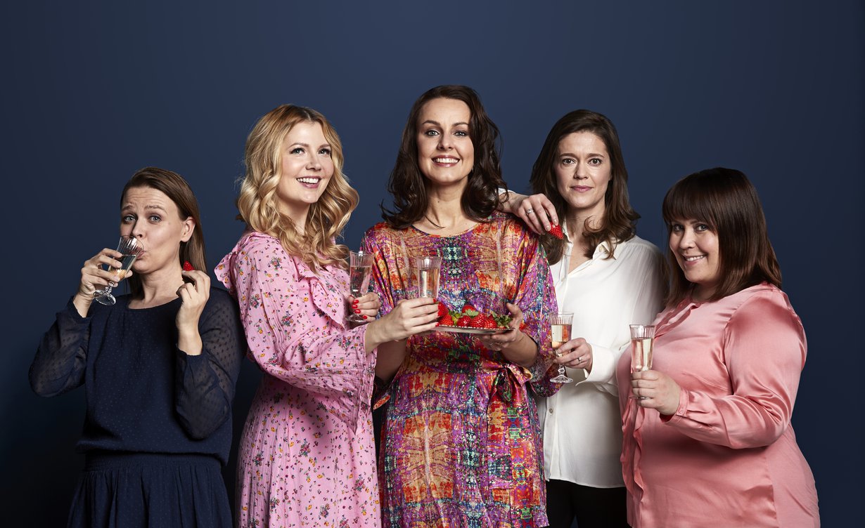 Taukoskumppa–podcastissa Radio Aallon suosikkijuontajat Jenni Alexandrova, Suvi Hartlin ja Hanna Kinnunen sekä Me Naisten toimittajat Tanja Hakamo ja Hanni Maula pöyhivät naisten arkea. Kuva: Juha Salminen