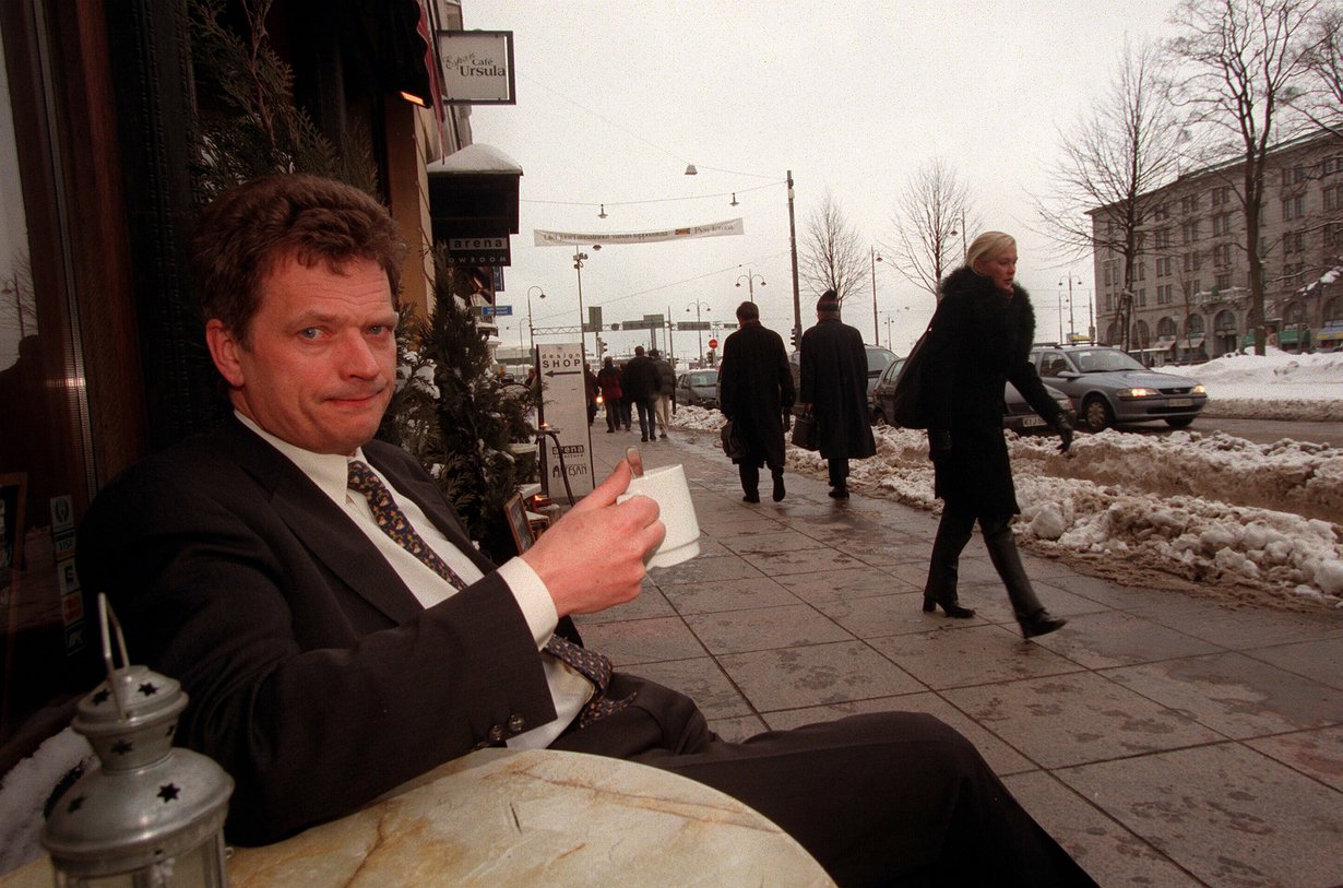 Sauli Niinistö nautiskelemassa kahvikupposesta Espan kahvilassa helmikuussa 1999.