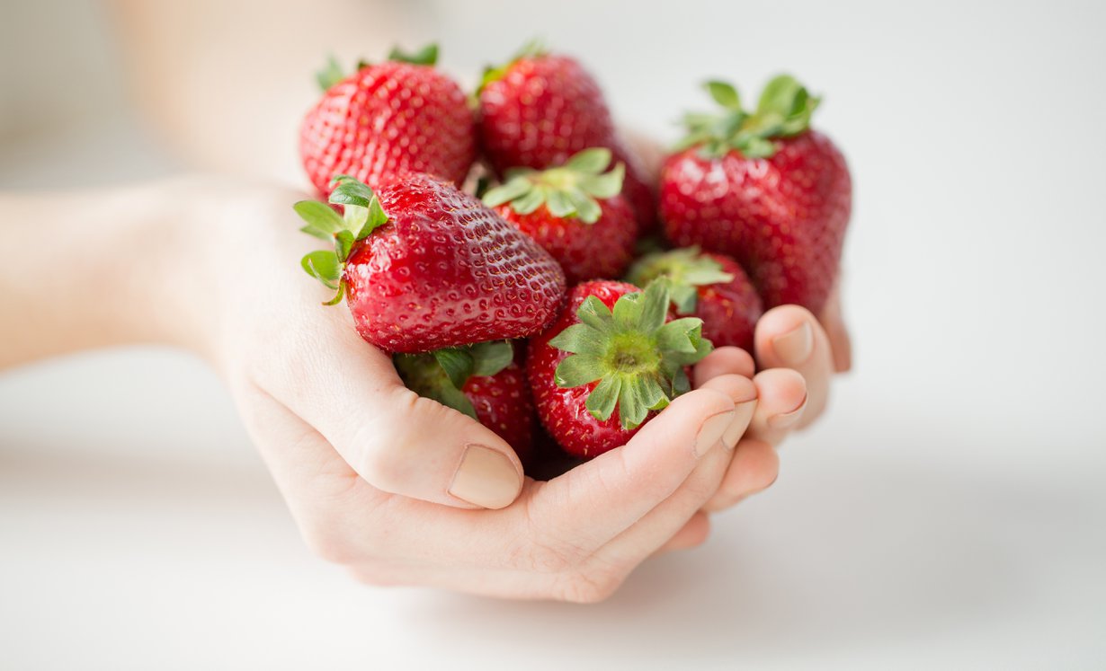Tuoreet marjat ovat hyviä, mutta samat ravinto-aineet saa ympäri vuoden halvemmalla pakastemansikoista. Kuva: Shutterstock