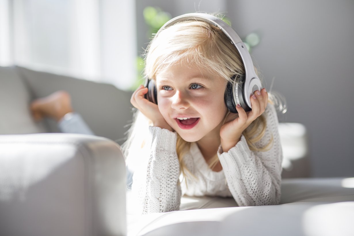 Myös äänikirja kehittää lapsen sanavarastoa ja muistia. Kuva: Shutterstock