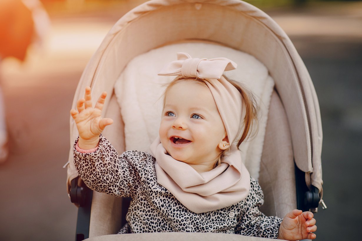Taapero koukuttuu älylaitteisiin helposti. Kuva: Shutterstock