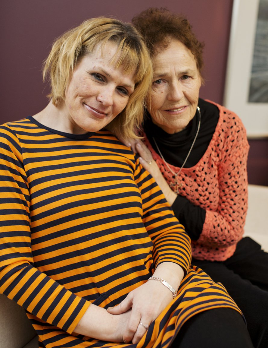 Anita Korhonen (oik.) on kirjoittanut tyttärensä Tiina Korhosen (vas.) tarinasta kolme kirjaa. Molempien viesti päihderiippuvaisille ja heidän läheisilleen on selvä: aina on toivoa. Kuva Panu Pälviä