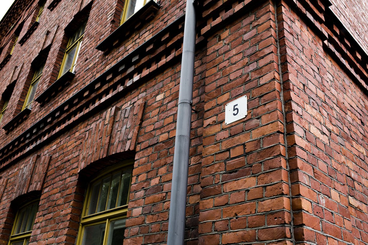 Hennala oli kauhujen kasarmi. Sieltä selvinneet vaikenivat tapahtumista. ”Jos paljasti olleensa leirillä, ei saanut töitä. Moni muutti nimensä sen jälkeen, miehetkin”, Hennalan naismurhasta väitöskirjan tehnyt Marjo Liukkonen sanoo.