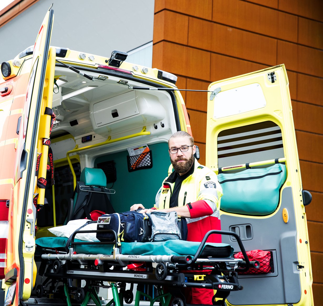 Kuolema on läsnä ambulanssin ensihoitajan Mika Länsisolan jokaisessa työvuorossa. Kuva: Satu Kemppainen