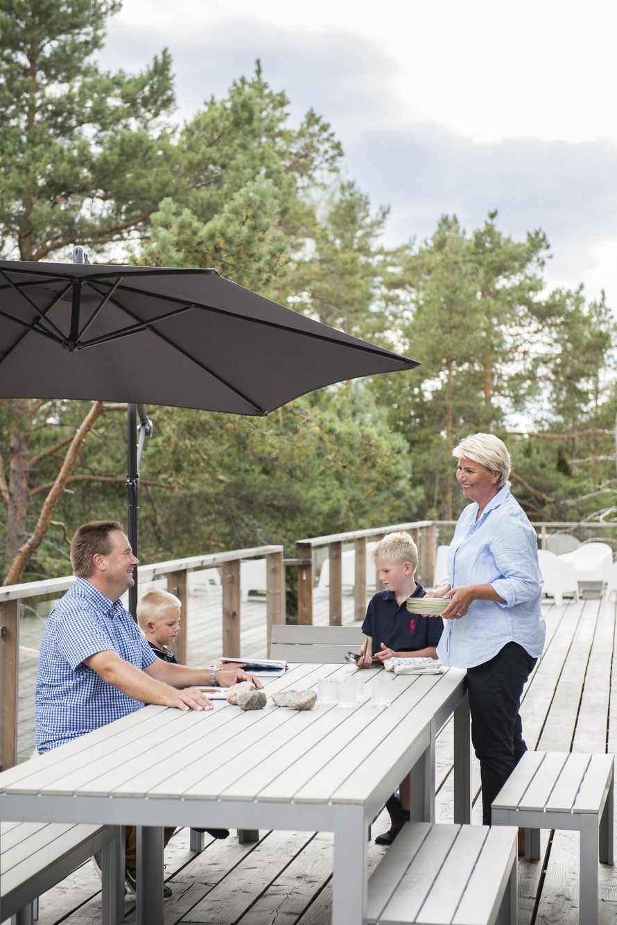 Ison ruokailuryhmän ääressä Skogsterit, Niklas, Cedrik, Filip ja Nina, syövät, pelaavat ja lukevat kirjoja.