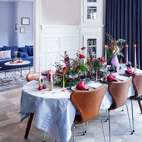 Valtava kukka-asetelma toimii joulupöydän katseenvangitsijana. Kuva: <span class="photographer">Martin Sølyst / Living Inside</span>