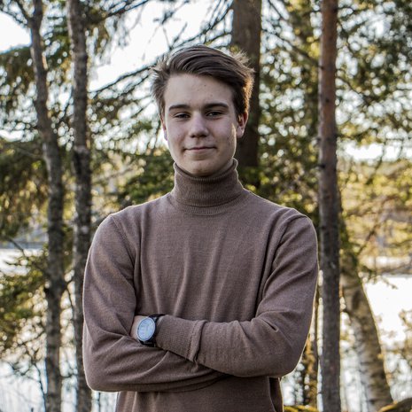 Viihdetenttiin joutunut kymmenen laudaturin ylioppilas Matias Mäkiranta selvisi oikin hyvin. Hän jopa muisti, kuka aloitti Twitterissä #Metoo-kampajan. KUVA: Anton Herala