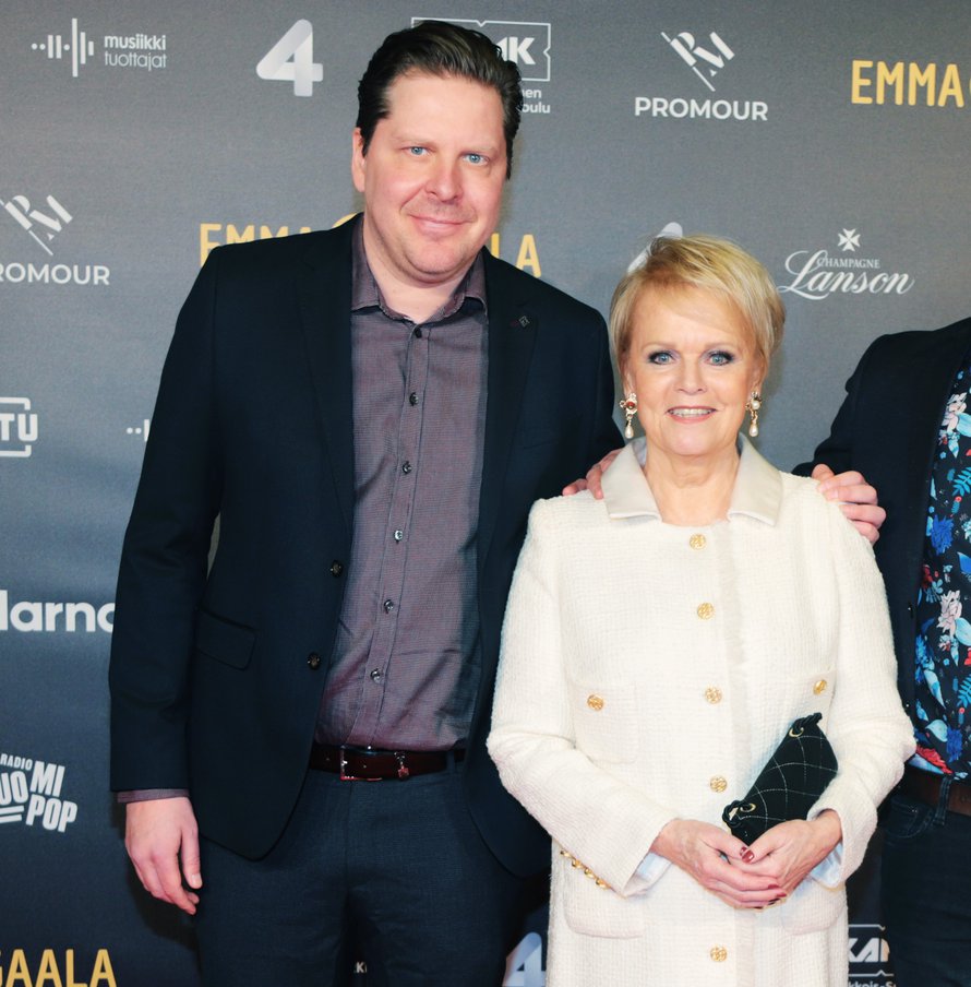 Katri Helena saapui Emma Gaalaan puoliso-manageri Tommi Liimataisen ja tämän Ville-veljen kanssa.