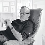 Matti J. Kuronen on 79-vuotias eläkkeellä oleva rovasti, perheneuvoja ja kirjailija. Hän asuu Lappeenrannassa vaimonsa Tellervon kanssa. Vaimonsa aivoinfarktin jälkeen hän on ollut kuusi vuotta tämän omaishoitaja. Vapaa-ajallaan hän pitää palvelukeskuksen tiloissa Tuonen tupa -nimistä kahvilaa, jossa keskustellaan kuolemasta elävästi.