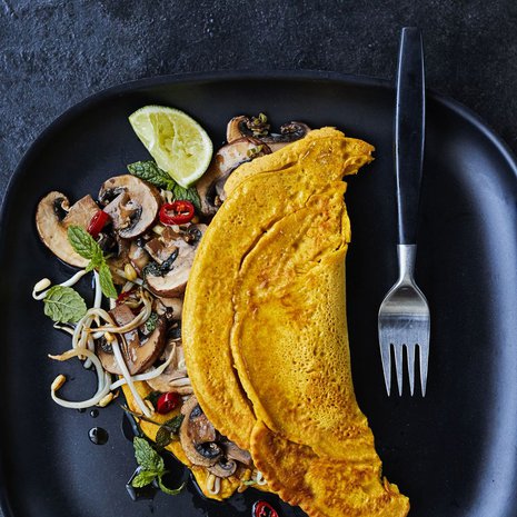 Omeletin väri on peräisin kurkumasta. Kuva: <span class="photographer">Tuomas Kolehmainen</span>