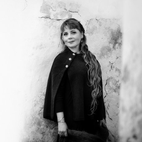 Hanne-Leona Luomajoki on 47-vuotias psykologi ja organisaatiovalmentaja, joka tutustuu helposti ihmisiin. Luomajoen mielestä myös satunnaisista hetkistä vaikka kaupan pakastealtaalla voi syntyä ystävyyksiä.