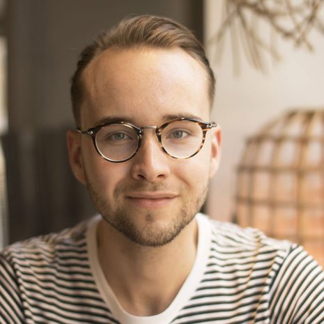 Jos Otso Sillanaukee haluaa ostaa noutoruokaa, hän pyytää myyjää pakkaamaan sen mukana tuomaansa omaan lasiseen astiaansa. Kuva: <span class="photographer">Oona Pohjolainen/ S&S</span>