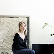Vintage-neuletakki näyttää modernilta, kun sen napittaa vain osittain ja antaa olkapäiden näkyä. Housut Margaret Howell, kengät Camper.
