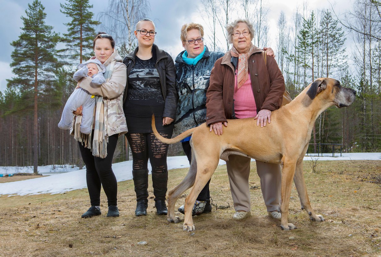 Jättimummo Katri Riekkinen (oik.), 88, isomummo Helena Riekkinen, 61, mummo Veera Riekkinen,33, äiti Satu Riekkinen, 17, ja Sasu-vauva. Kuvat: Petri Blomqvist