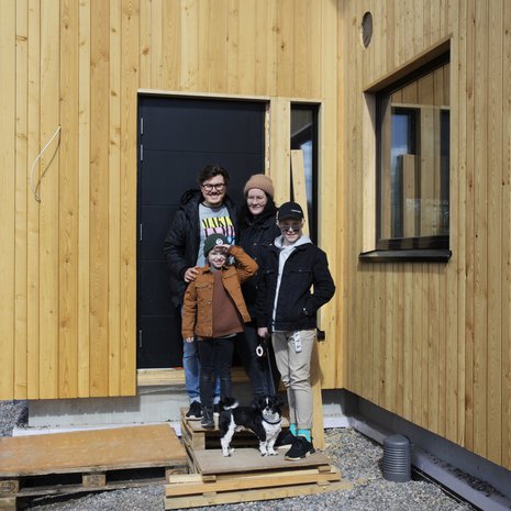 Kai, Kaisu, Aapo (vas.) ja Leevi odottavat oman kodin valmistumista sukutontille. ”Kauhean hidasta tämä talon rakentaminen”, miettii Aapo.