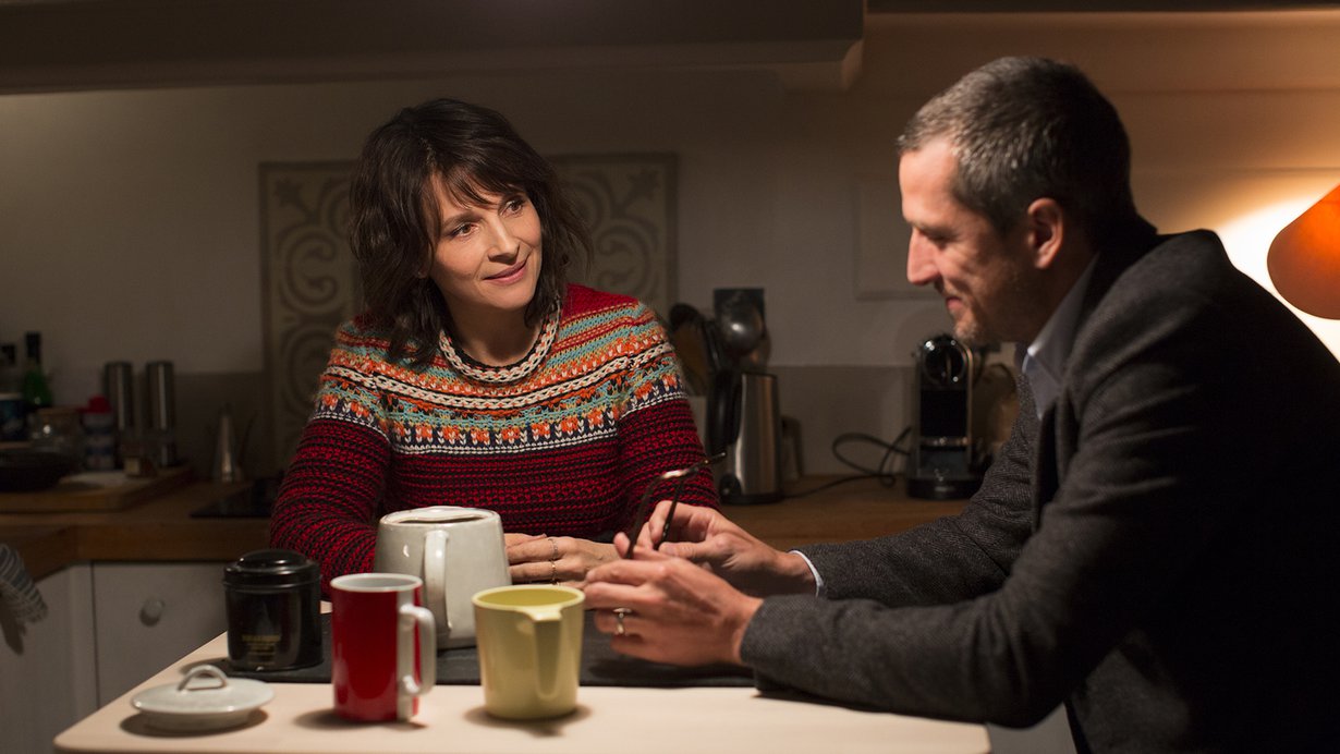 Kustannustoimittaja Alain (Guillaume Ganet) joutuu lukemaan paljastusteoksen näyttelijävaimonsa Selenan (Juliette Binoche) suhteesta. Kuva: Kinghill