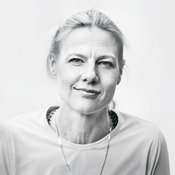 Kirsi Valasti on 49-vuotias ammattivalmentaja, psykoterapeutti, kestävyysjuoksija sekä 16- ja 12- vuotiaiden tyttöjen ja 8-vuotiaan pojan äiti. Lasten harrastuksia ovat joukkuevoimistelu, tanssi ja jalkapallo. Kirsi itse juoksee mieluiten vanhoissa puuvillaisissa trikoohousuissa, koska ne ovat niin pehmeät.