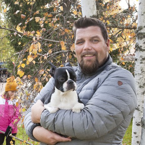 Mikko Tuulin perheeseen kuuluu myös koira. ”Otimme Lissu-Laastarin heti, kun edellinen koira jouduttiin lopettamaan pitkällisten vaivojen jälkeen eläinlääkärin suosituksesta.”