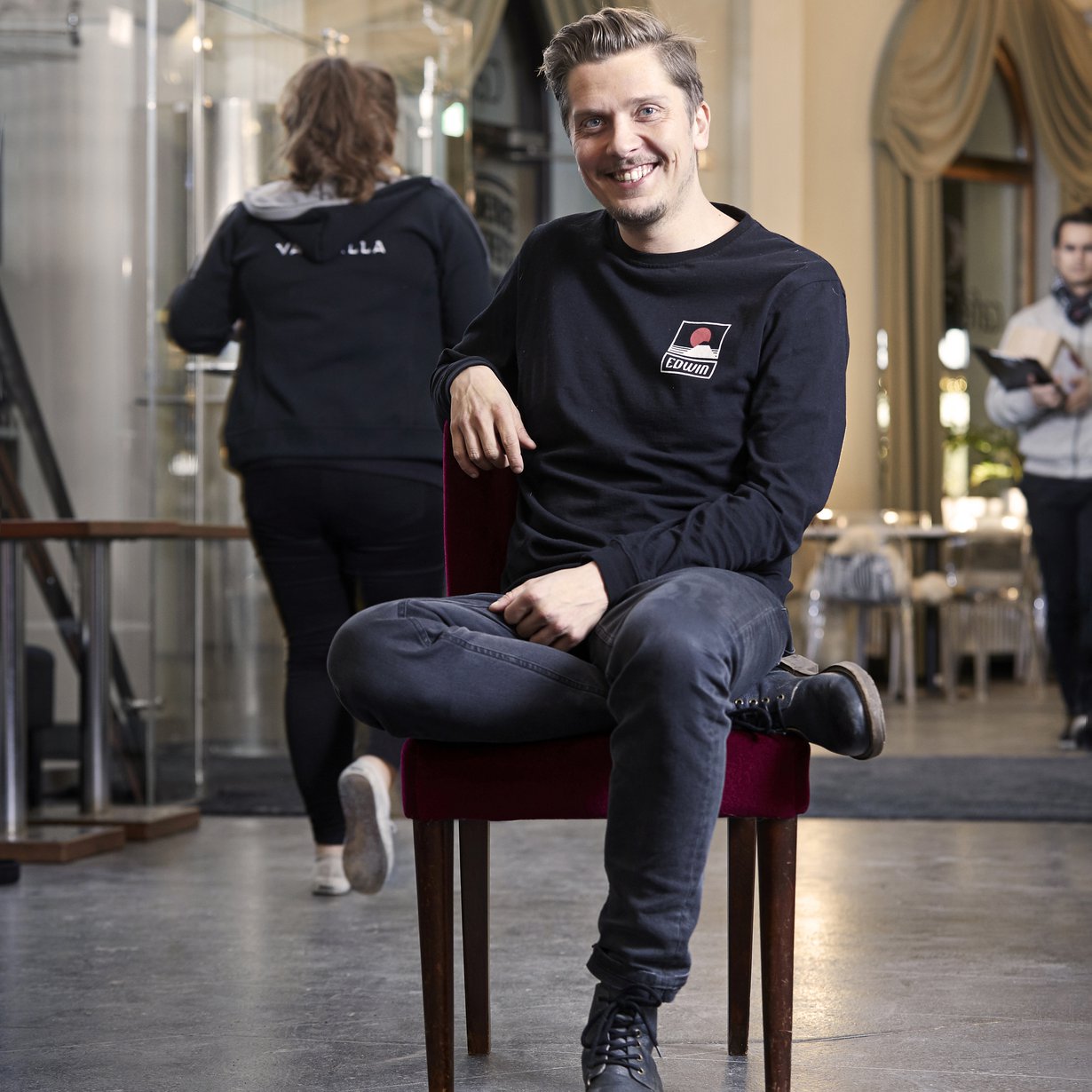 Eero Ritala rakastaa kahvia ja juo sitä jopa 15 kuppia päivässä. Kuva: Juha Salminen