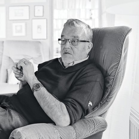 Matti J. Kuronen on 79-vuotias eläkkeellä oleva rovasti, perheneuvoja ja kirjailija. Hän asuu Lappeenrannassa vaimonsa Tellervon kanssa. Vaimonsa aivoinfarktin jälkeen hän on ollut kuusi vuotta tämän omaishoitaja. Vapaa-ajallaan hän pitää palvelukeskuksen tiloissa Tuonen tupa -nimistä kahvilaa, jossa keskustellaan kuolemasta elävästi.