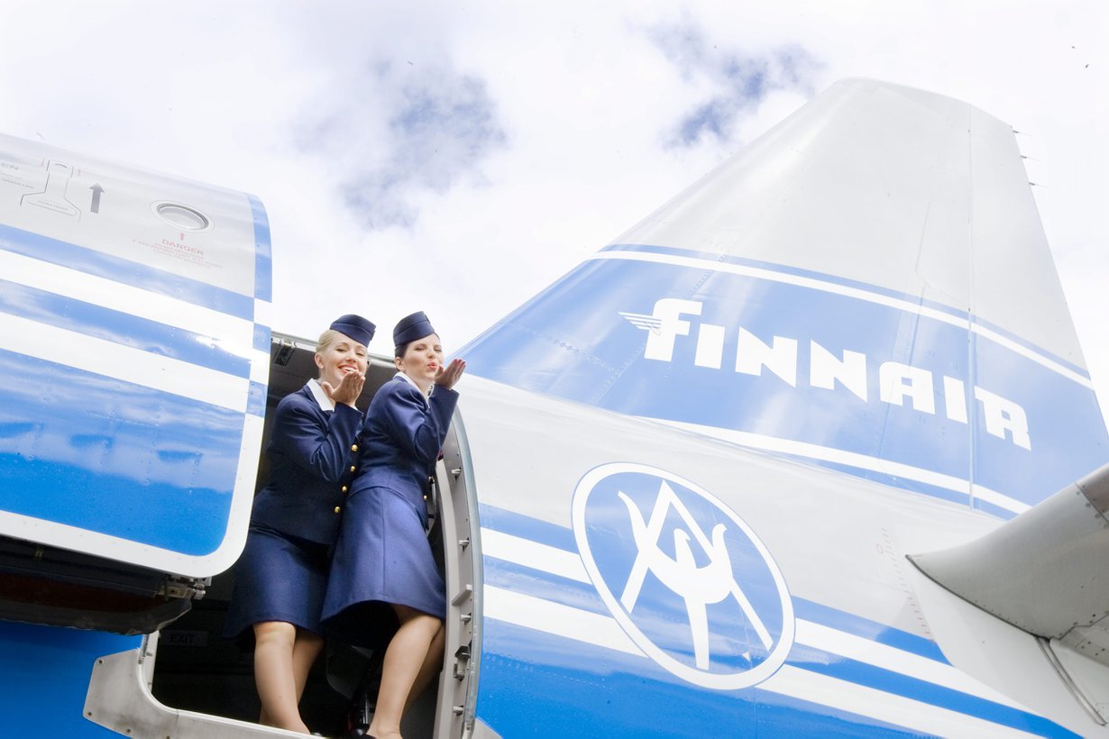 Esimerkiksi Malaysian Airlinesillä on painoindeksiraja lentoemännille ja stuerteille. Naisilla painoindeksin pitää olla 22–25, miehillä 25–28. Ryanairilla lentoemännän tulisi taas olla 'sopusuhtainen'. ”Finnairilla ei ole painorajaa”, Annina Metsola Finnairin viestinnästä kertoo. Kuvassa Finnairin retrokone, joka julkistettiin vuonna 2008.