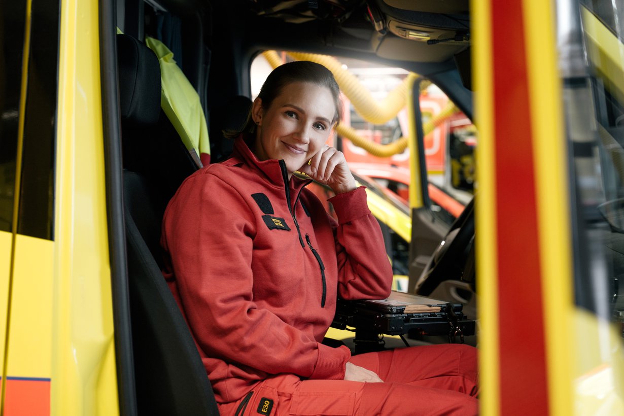 Ensihoitaja Laura Carsten työskentelee Länsi-Uudenmaan pelastuslaitoksen ambulanssissa.