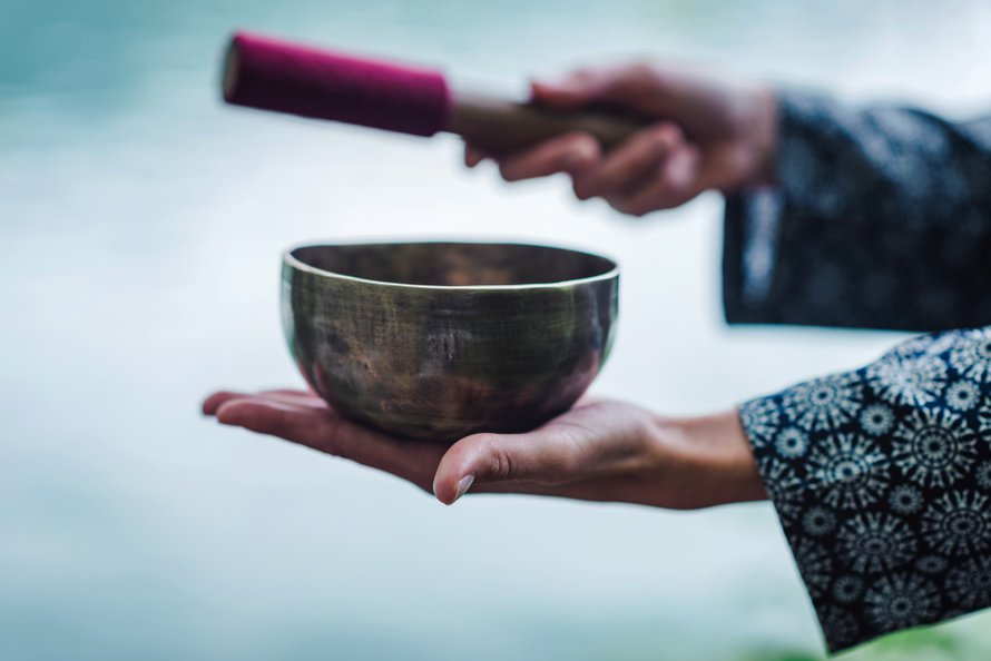 Tiibetiläinen äänimalja on helppo tapa testata sound healingia kotona. Kuva: <span class="photographer">Shutterstock</span>