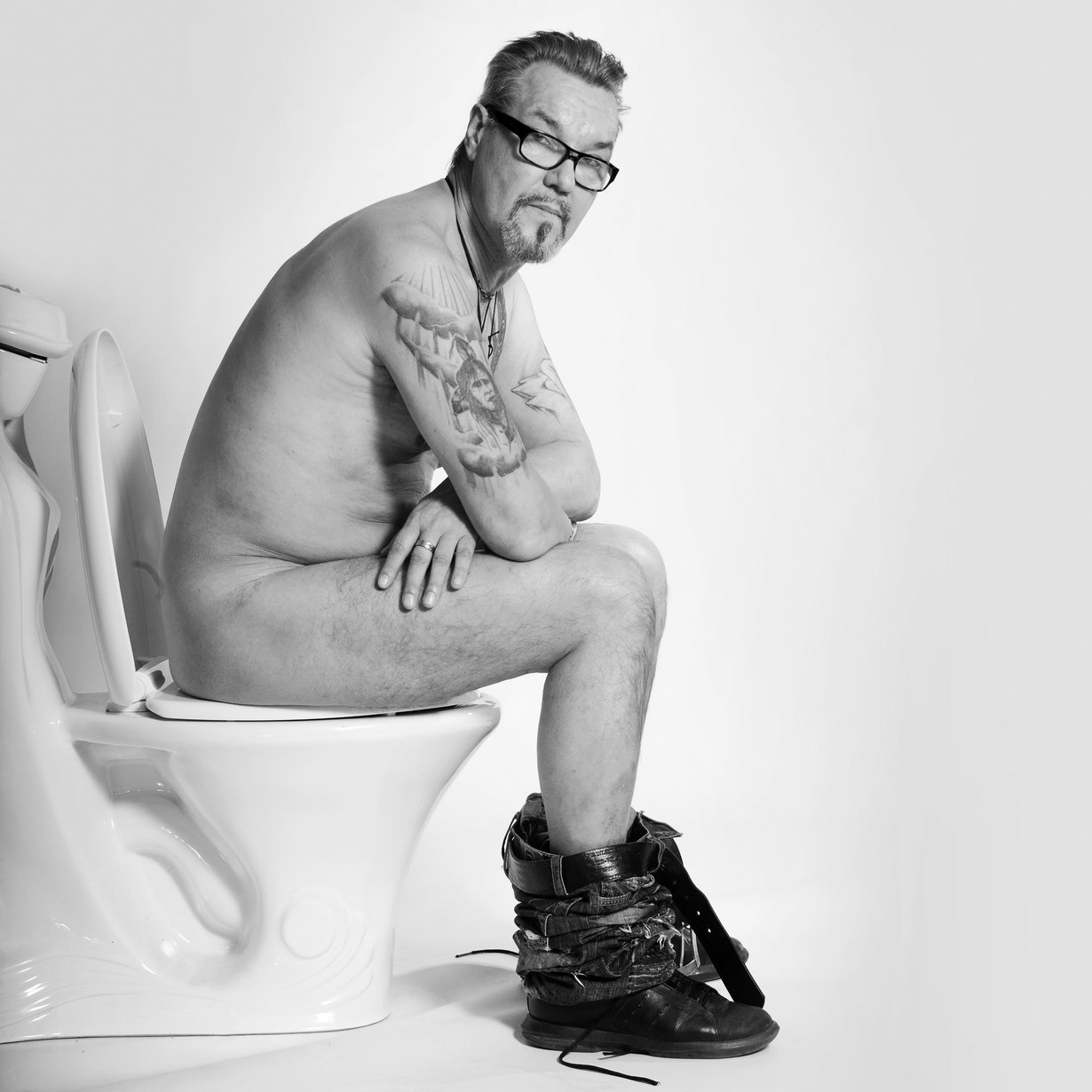 Näyttelijä Juha Veijonen Alaston Totuus-kirjan kuvassa. ”Idea kuvaan tuli Frank Zappan levynkannesta, jossa Zappa istuu pöntöllä.” Kuva: Marika Kiviharju