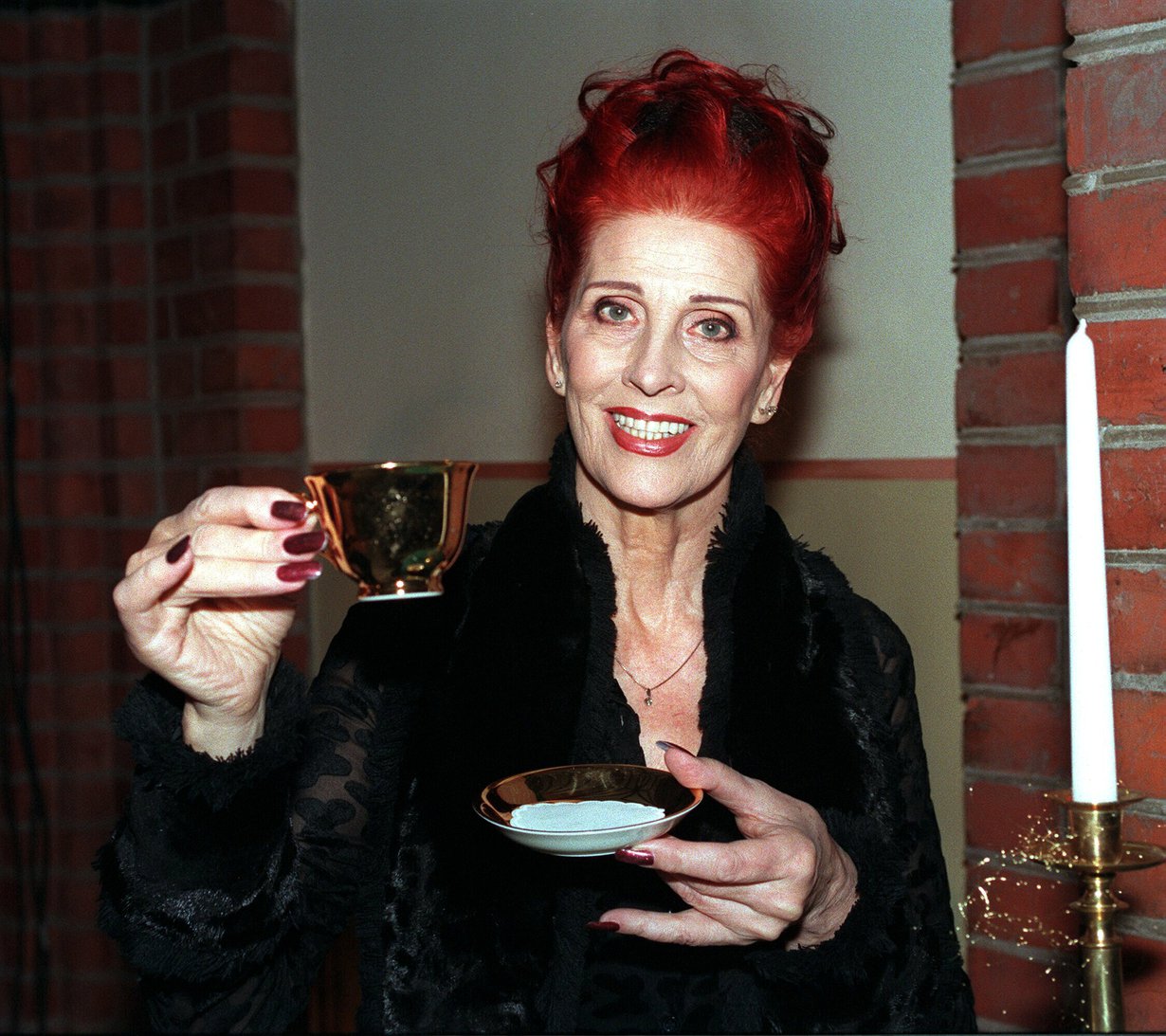 Aira Samulin kahvilla vuonna 1998. Tarina ei kerro, tokaisiko Aira ennen sumpin höräyttämistä, ettei sitä olisi välttämättä tarvinnut ensinkään keitellä.