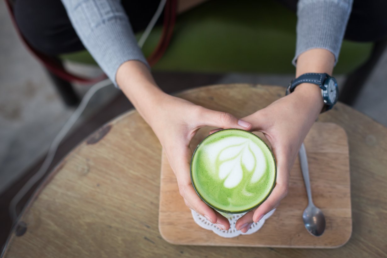 Matcha latte, jossa espresson korvaa matchajauhe, on jo löytänyt tiensä moniin kahviloihin. Kuva: Shutterstock
