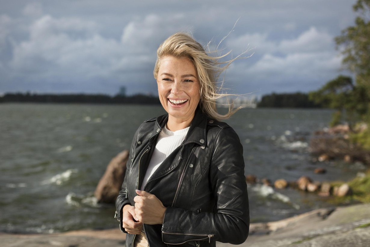 Jenny Helenius särki sydämensä tavoitellessaan Suomen bachelorin Juha Rouvisen suosiota. Nyt Jenny etsii itse rakkautta hänelle valittujen poikamiesten joukosta. Kuva: Milka Alanen