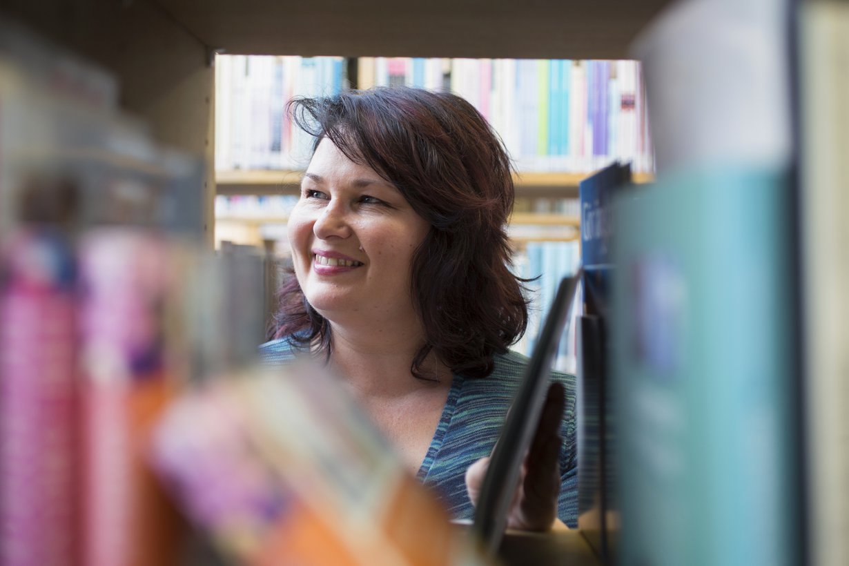 ”Väitän, että jokainen, joka on ollut masentunut enemmän kuin lievästi, on ajanut moottoritietä ajatellen kaiken loppumista”, Katri sanoo. Kuva: Katri Lehtola
