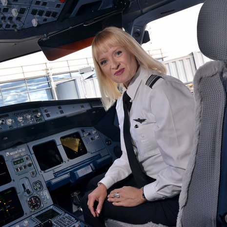 Maritsa Lindroos pääsi yksityiskoneen ohjaimiin ensikerran 29-vuotiaana. Nyt hän lentää työkseen. Kuva: <span class="photographer">HS / Dermot Tatlow</span>
