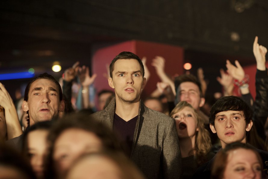Nicholas Hoult muistetaan muun muassa elokuvasta Poika.
