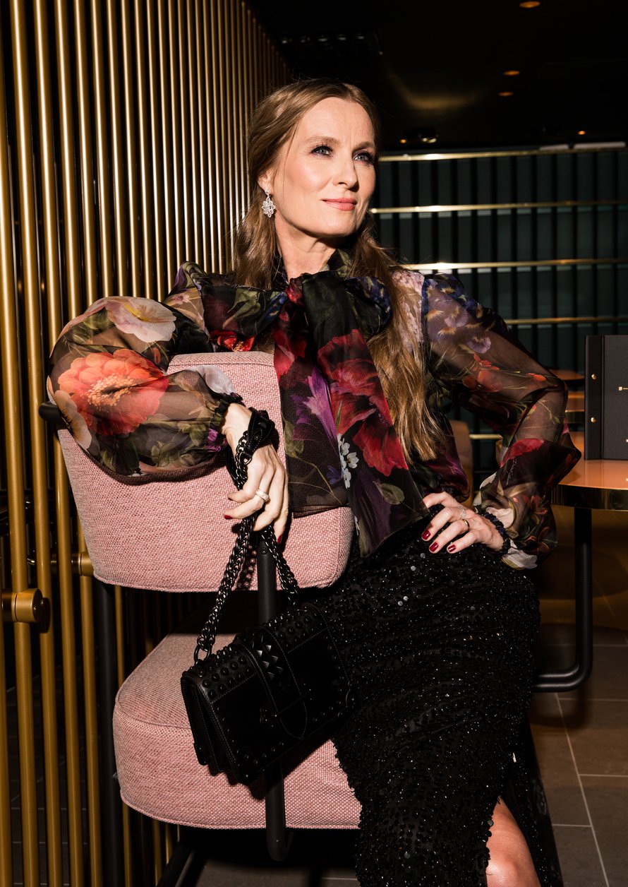 Katja Kallio on yksi elokuun Glorian muotijutun malleista. Dolce & Gabbanan läpikuultava pusero 940e, Della Marga. Pitkä paljettihame 189e, French Connection. Timanttikorvakorut 11 900e ja timanttisormukset 3 400e – 5 800e, Rubens. Pradan laukku 2 600e, Fere.