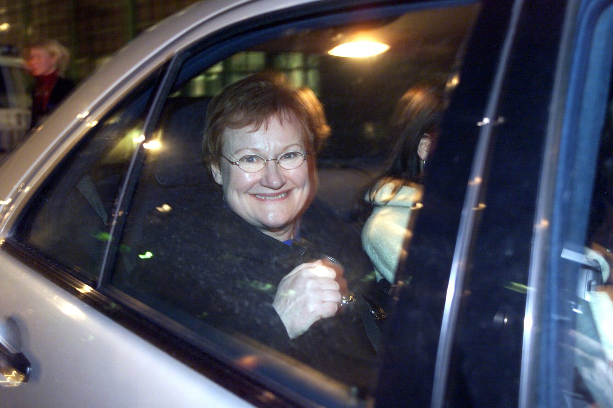 Presidentti Halonen iloisena auton kyydissä vuonna 2000.