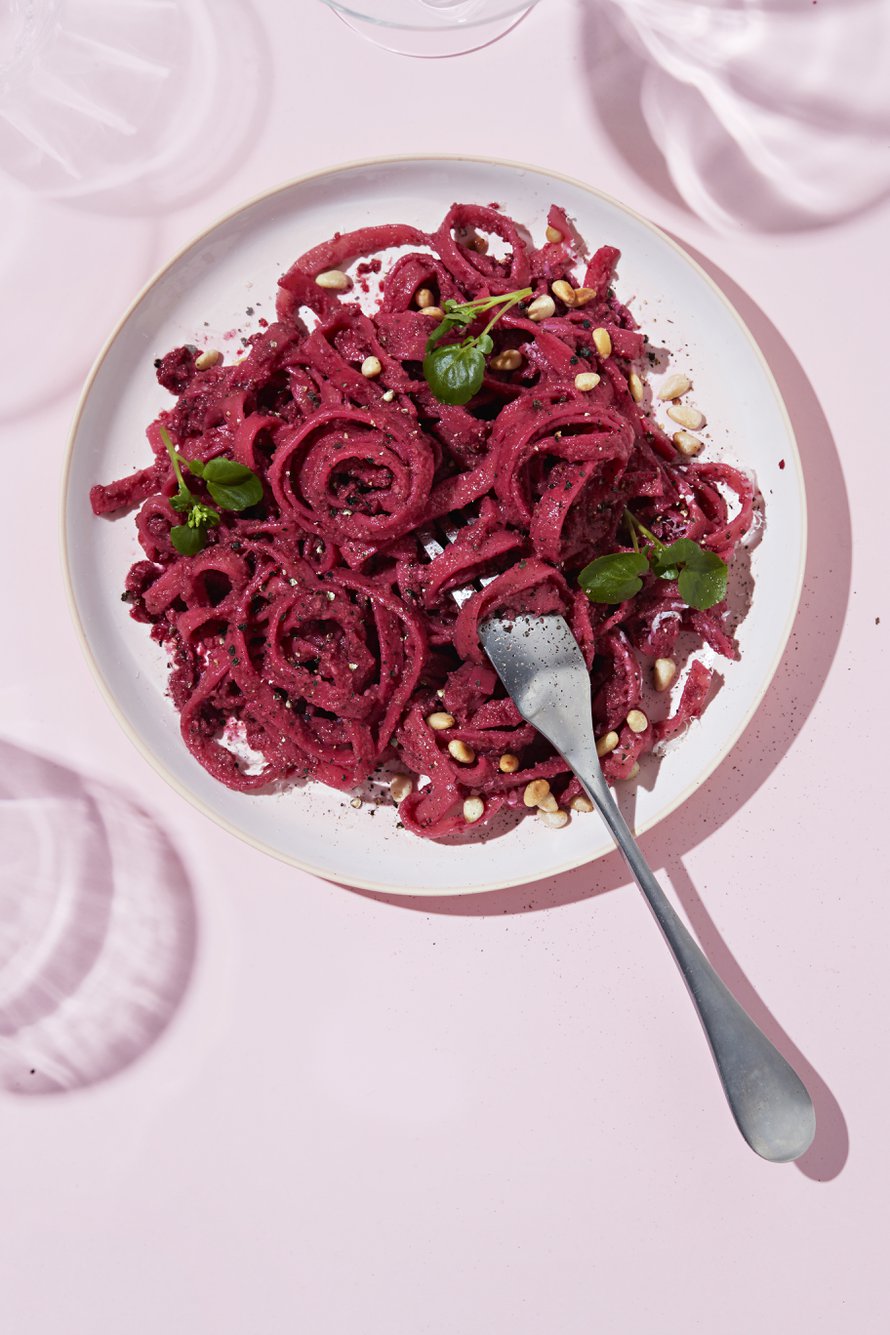 Näyttävä punajuuripasta toimii vaikka uudenvuodenkemujen rentona pääruokana. Mätsää kattaus ruokiin, pinkki on nyt nimittäin kuumin väri keittiössä!