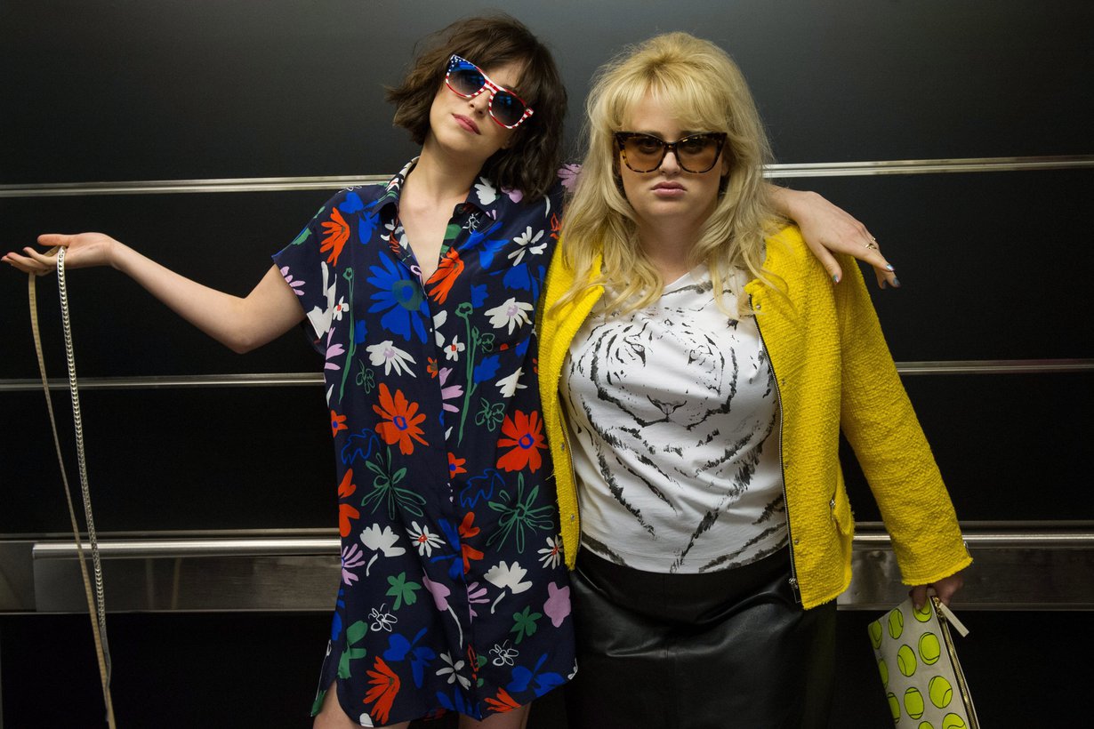 Hulvattomassa How to Be Single -komediassa Alice (vasemmalla, Dakota Johnson) muuttaa suurkaupunkiin viettämään sekopäistä sinkkuelämää. Bestis Robin (Rebel Wilson) opastaa hänet sinkkuuden saloihin. Kuva: Handout / Barry Wetcher