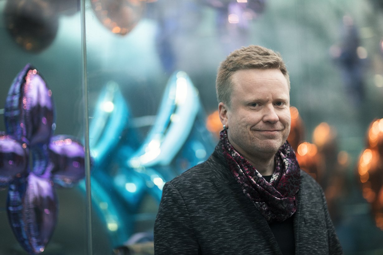 Kun Sami Minkkinen kertoi erostaan parisuhdeblogissaan, siitä uutisoidessa vedettiin mutkat suoriksi. ”Minusta tuli kuva likaisena setämiehenä, joka vain ihastui hyväperäiseen naiseen bussipysäkillä. Kuvio on ollut ihan toinen.” Kuva: Jouni Harala