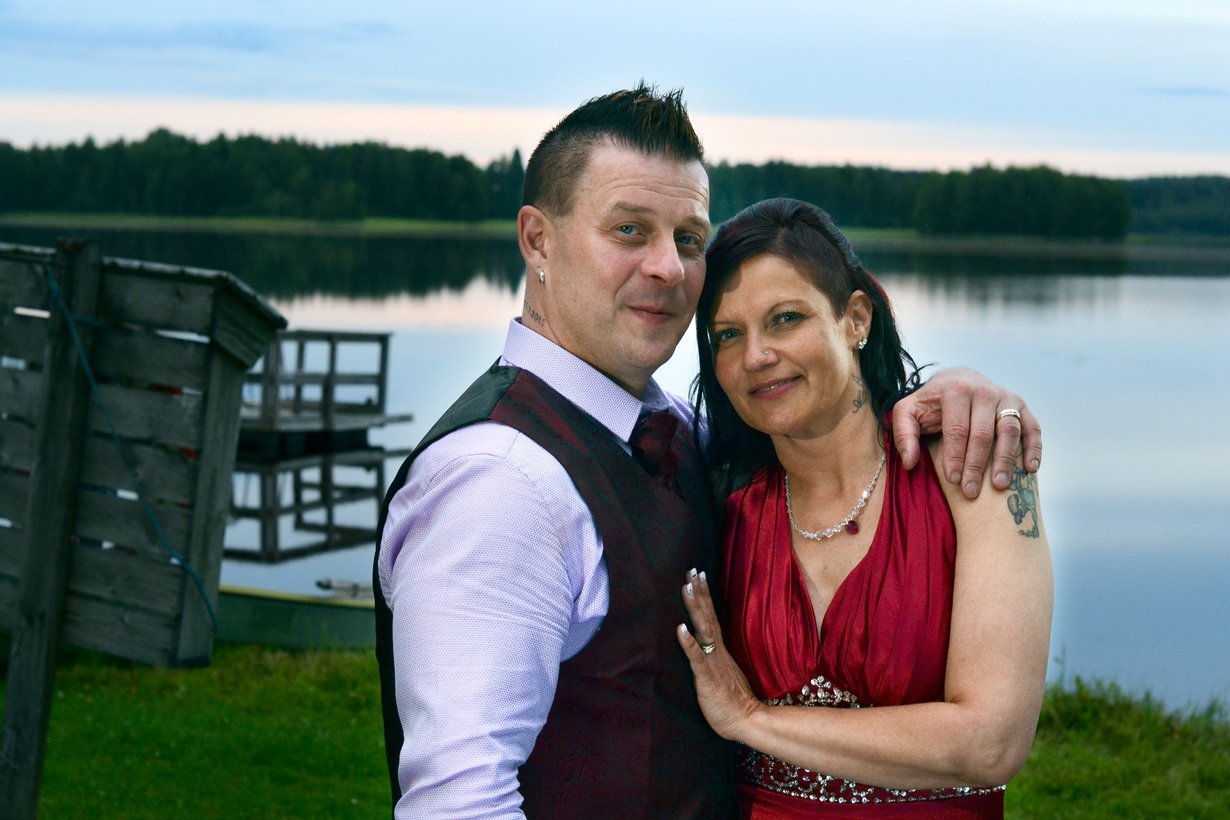 Toistensa ensirakkaudet, Allu ja Essi, menivät naimisiin maanantaina esitetyssä jaksossa. ”On tuntunut paljon paremmalta kuin aikaisemmilla kerroilla”, kolmatta kertaa naimisissa oleva Allu kertoo. Kuva: Yle Kuvapalvelu