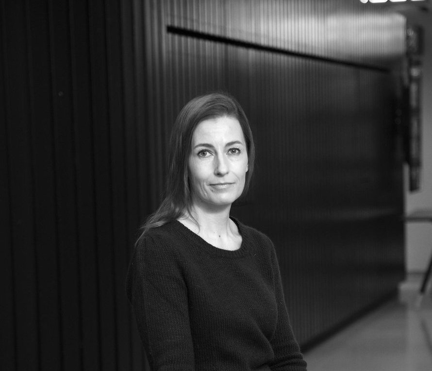 Nønne Prisle on menestynyt tutkija, dosentti ja tiimin johtaja. Mutta hän on myös työskennellyt muun muassa muotiketjun vaatemyyjänä ja tiskijukkana, opiskellut niin luonnontieteitä kuin taideaineitakin. Fysiikkaa hän sanoo opiskelleensa siksi, että piti sitä riittävän vaikeana.