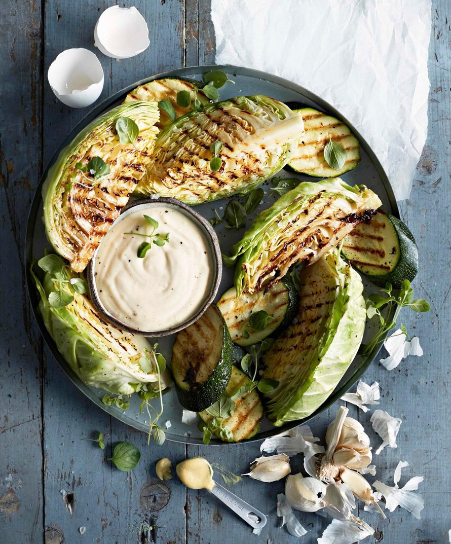 Aioli on grilliruoan kaveri. Grillaa dippailtavaksi varhaiskaalilohkoja ja kesäkurpitsasiivuja.