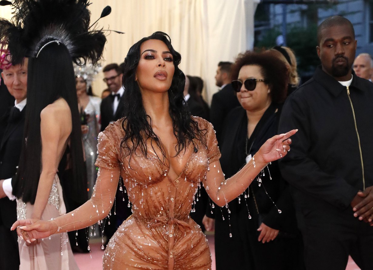 Kim Kardashian West upeassa Thierry Muglerin luomuksessa.