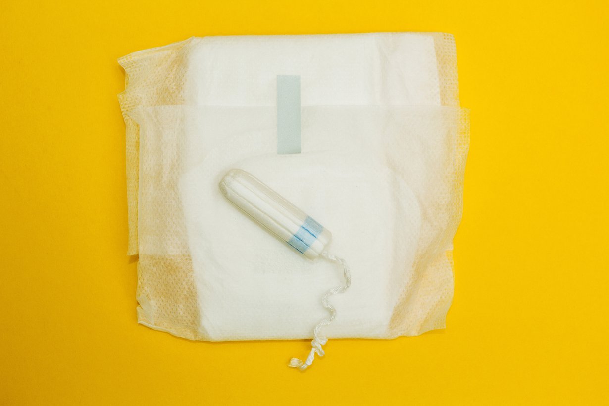 Nainen käyttää elämänsä aikana kuukautissuojiin noin 1000–3000 euroa. Kuva: Shutterstock