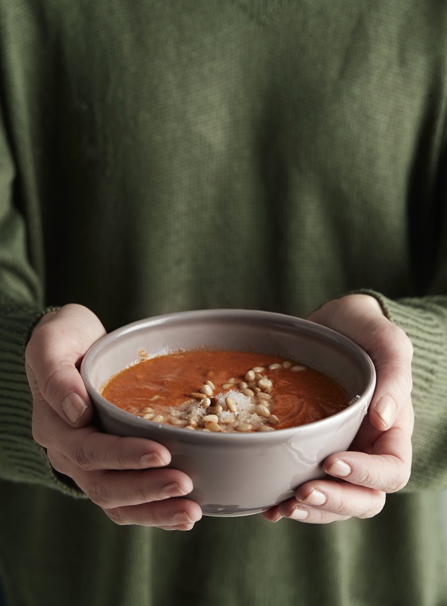 Katalonialainen romesco-kastike saa makunsa paahdetuista paprikoista, tomaateista ja manteleista.