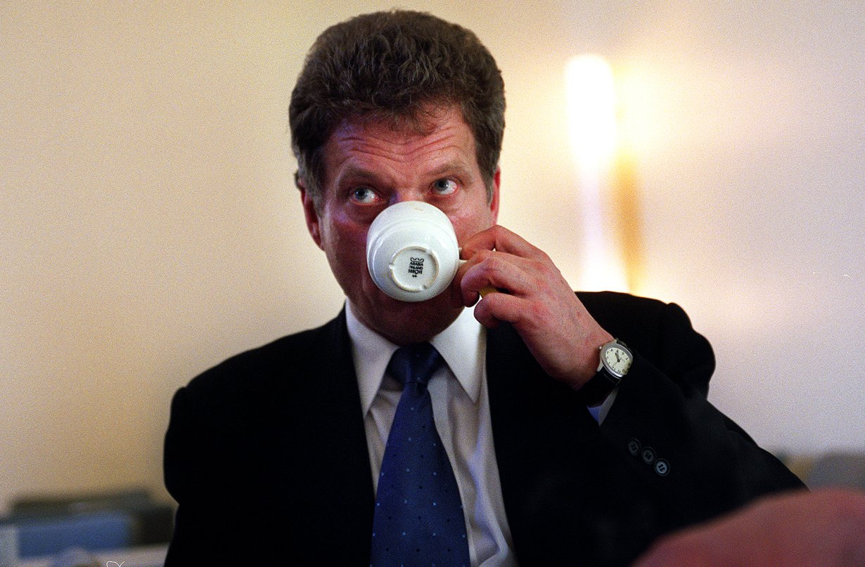 Tasavallan presidentti Sauli Niinistö pikkasella sumpilla vuonna 2001.