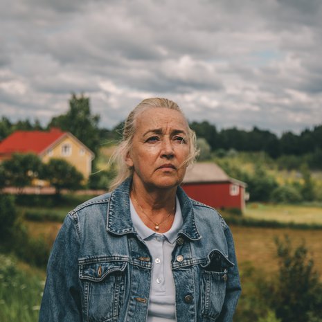 Vapauduttuaan vankilasta Eeva (Jaana Saarinen) palaa vanhalle kotiseudulleen, mukanaan vain olkalaukku, kännykkä ja yllä olevat vaatteet. Kuva: <span class="photographer">Black Lion Pictures Oy</span>