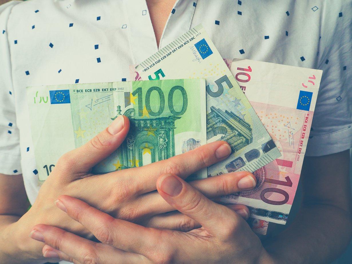 Tuntuu, että monissa perheissä äidit eivät edes tule ajatelleeksi, että heidän pitäisi neuvotella vanhempainvapaan jakamisesta isän kanssa, vaan sen oletetaan kuuluvan automaattisesti äidille ja taloudellista argumenttia käytetään tämän tukena, Sonja Rajala sanoo.
