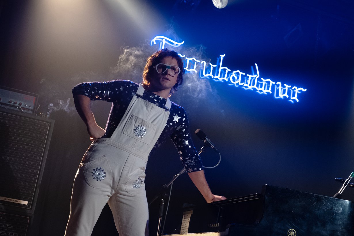 Taron Egerton onnistuu tuomaan Eltonin riikinkukkomaisen roolin takaa esiin herkän ja traumatisoituneen miehen.