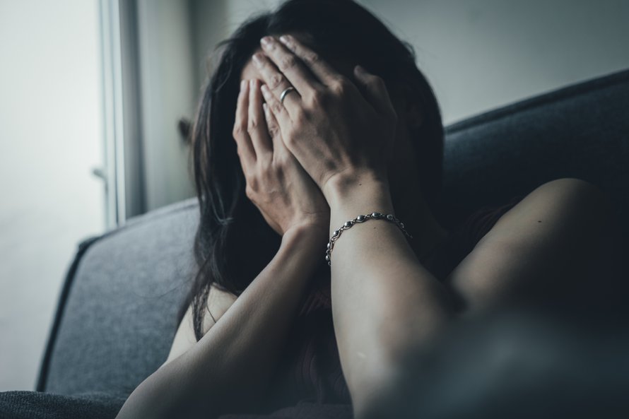 Yleistyneestä ahdistuneisuudesta kärsivä murehtii paljon ja pelkää usein pahinta. Hänen on tärkeää saada myönteisiä kokemuksia itsestään. ”Ahdistuneisuus ei tarkoita sitä, ettei olisi vahvuuksia tai myös valtavan paljon hyvää elämässä”, sanoo psykologi Marika Ketola Mielenterveysseurasta. Kuva: <span class="photographer">Shutterstock </span>